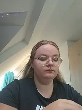 Snapshot of Fiona0705 chatting on September 19, 2025, 10:27 am Fiona0705 online show from September 19, 2025, 10:27 am