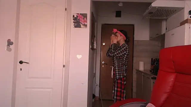 simyhvn online show from April 15, 2026, 4:08 am