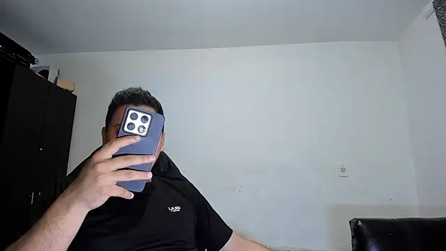 Snapshot of ares_sexxx chatting on April 19, 2026, 4:50 pm ares sexxx online show from April 19, 2026, 4:50 pm