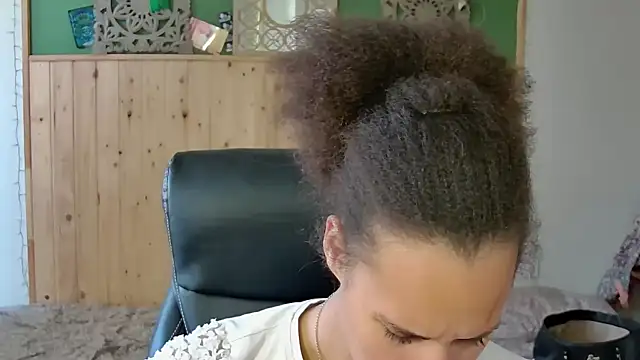 Snapshot of AaliyahHarris chatting on May 25, 2026, 1:39 pm AaliyahHarris online show from May 25, 2026, 1:39 pm