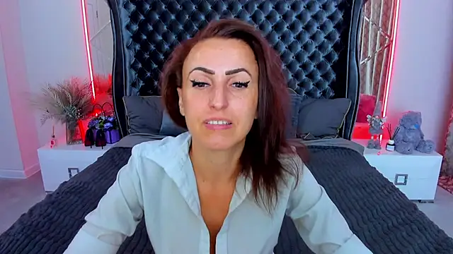 Snapshot of Rebecca_Diamond chatting on July 6, 2026, 5:37 am Rebecca Diamond online show from July 6, 2026, 5:37 am