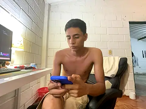 Snapshot of Max_TheHorseDick chatting on October 26, 2025, 2:50 am Max TheHorseDick online show from October 26, 2025, 2:50 am