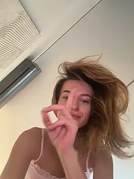 Snapshot of -AngelAri- chatting on April 10, 2026, 9:03 am -AngelAri- online show from April 10, 2026, 9:03 am