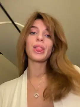 Snapshot of -AngelAri- chatting on April 15, 2026, 6:04 pm -AngelAri- online show from April 15, 2026, 6:04 pm