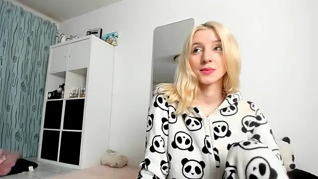 KenzieDawton online show from October 19, 2025, 3:18 am