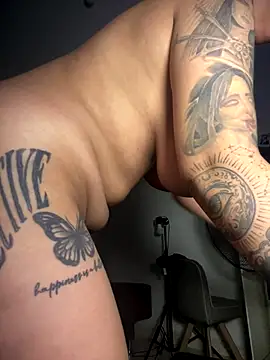 kiaraglam2 online show from December 1, 2025, 1:49 pm