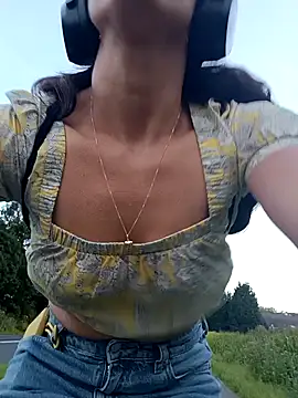 Snapshot of tinny_williams chatting on September 19, 2025, 5:24 pm tinny williams online show from September 19, 2025, 5:24 pm