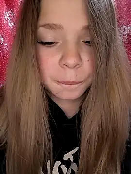 Zuli Kiska online show from December 14, 2025, 8:24 pm