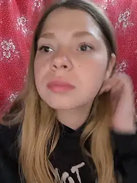 Snapshot of Zuli_Kiska chatting on May 12, 2026, 5:37 am Zuli Kiska online show from May 12, 2026, 5:37 am