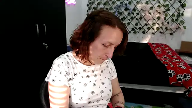 kittykalor09 online show from April 3, 2026, 10:41 pm