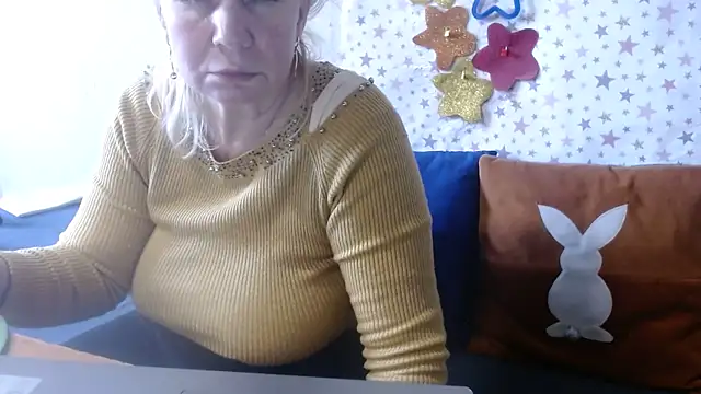 Snapshot of QueenLana chatting on April 23, 2026, 12:29 pm QueenLana online show from April 23, 2026, 12:29 pm