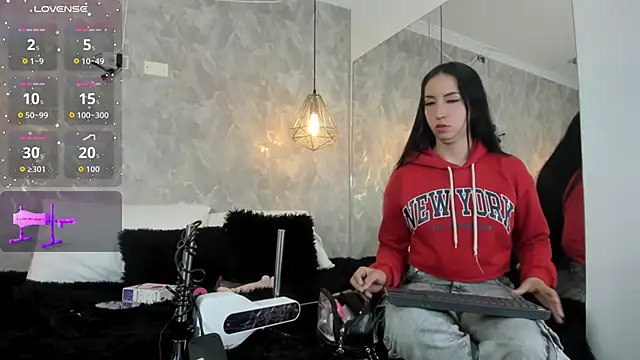 danaythamara1 online show from October 6, 2025, 8:50 pm