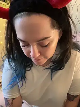 JennKenobi online show from June 12, 2026, 1:43 pm