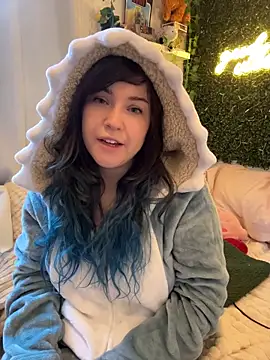 JennKenobi online show from June 19, 2026, 1:48 pm