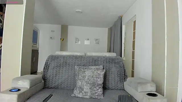 DulceRomance online show from April 15, 2026, 2:07 am