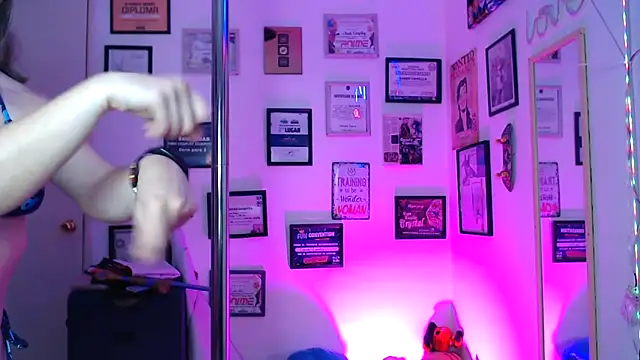 AhriSteele online show from December 3, 2025, 3:47 am