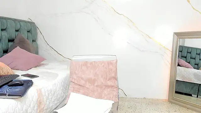 IsiisLovei online show from September 9, 2025, 2:27 pm