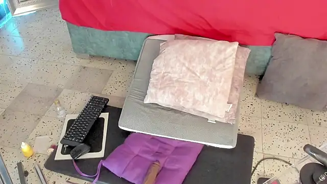 IsiisLovei online show from April 8, 2026, 2:39 pm