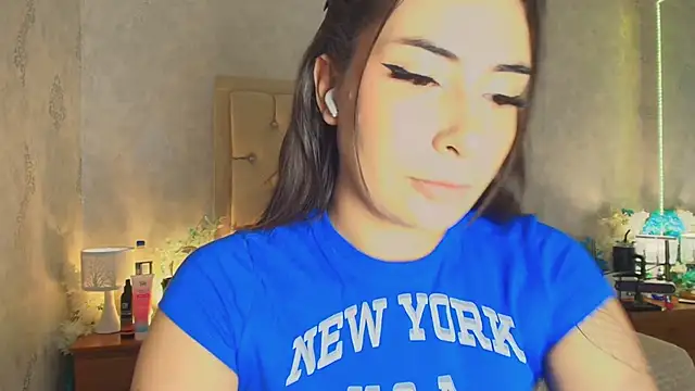 Snapshot of nini_love01 chatting on February 3, 2025, 4:14 am nini love01 online show from February 3, 2025, 4:14 am