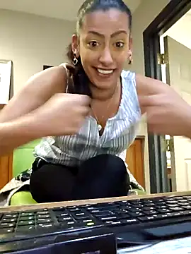 Snapshot of Nikkierosee chatting on February 21, 2025, 7:45 am Nikkierosee online show from February 21, 2025, 7:45 am