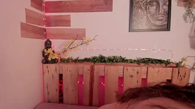 llanna  online show from April 13, 2026, 5:18 pm