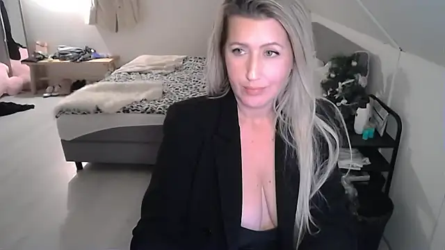 Snapshot of TessToy chatting on December 10, 2024, 5:55 pm TessToy online show from December 10, 2024, 5:55 pm