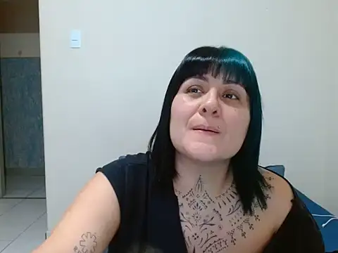 Snapshot of vaholiver chatting on July 10, 2026, 8:22 pm vaholiver online show from July 10, 2026, 8:22 pm