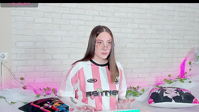 LinaKenny online show from November 26, 2025, 4:08 pm