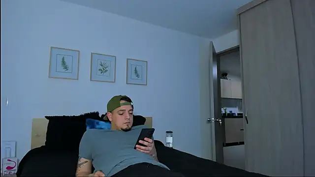 alejandro calderon1 online show from December 14, 2025, 1:22 am