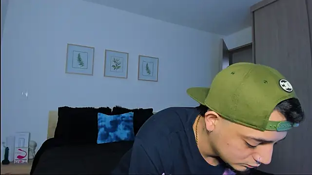 alejandro calderon1 online show from December 21, 2025, 1:57 am