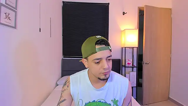 Snapshot of alejandro_calderon1 chatting on April 22, 2026, 5:54 am alejandro calderon1 online show from April 22, 2026, 5:54 am