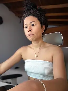 GabriSaenz online show from November 24, 2025, 2:17 pm