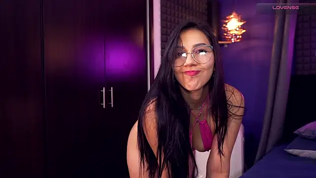 Snapshot of bull_vixen2001 chatting on April 14, 2026, 12:27 am bull vixen2001 online show from April 14, 2026, 12:27 am