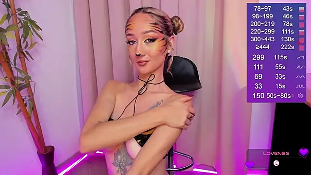 Snapshot of Bella-White chatting on October 13, 2025, 1:11 pm Bella-White online show from October 13, 2025, 1:11 pm