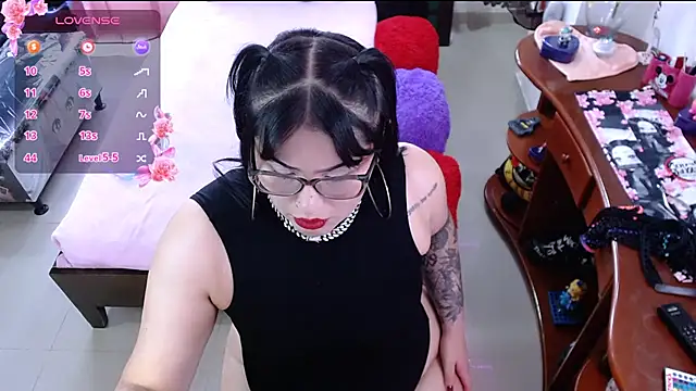 lufek23 online show from February 28, 2025, 5:26 pm