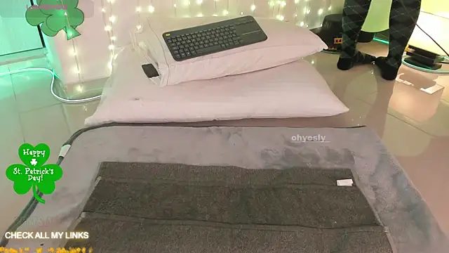 ohyesly  online show from March 26, 2026, 10:21 am