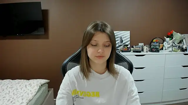 SoniNesti online show from April 18, 2026, 2:43 pm