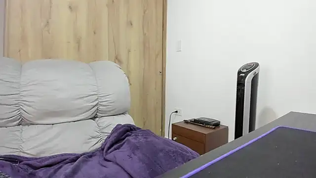 xspecialoomx online show from December 19, 2025, 1:07 pm