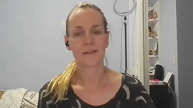 Snapshot of Annylove1 chatting on February 11, 2026, 12:15 am Annylove1 online show from February 11, 2026, 12:15 am