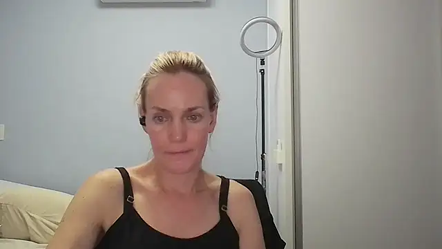 Snapshot of Annylove1 chatting on February 20, 2026, 12:18 am Annylove1 online show from February 20, 2026, 12:18 am