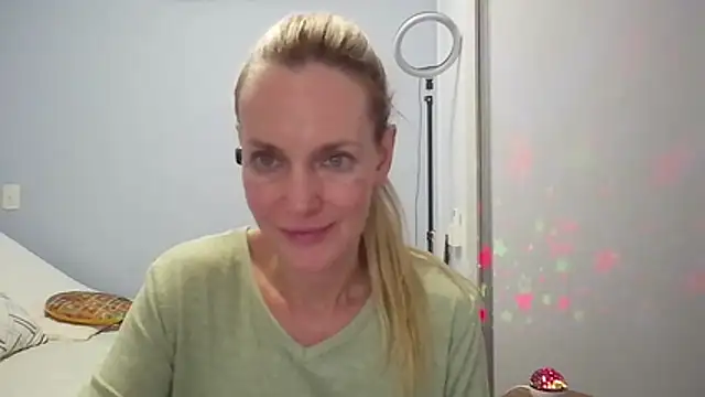 Snapshot of Annylove1 chatting on February 22, 2026, 1:18 am Annylove1 online show from February 22, 2026, 1:18 am