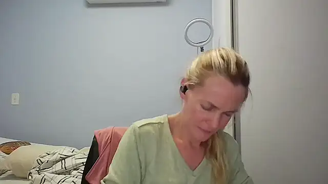 Snapshot of Annylove1 chatting on February 26, 2026, 12:20 am Annylove1 online show from February 26, 2026, 12:20 am