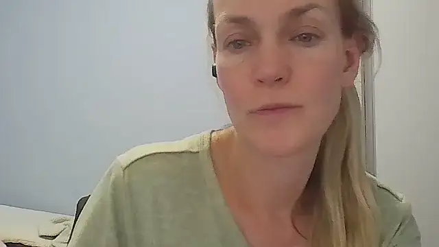 Snapshot of Annylove1 chatting on April 29, 2026, 12:27 am Annylove1 online show from April 29, 2026, 12:27 am