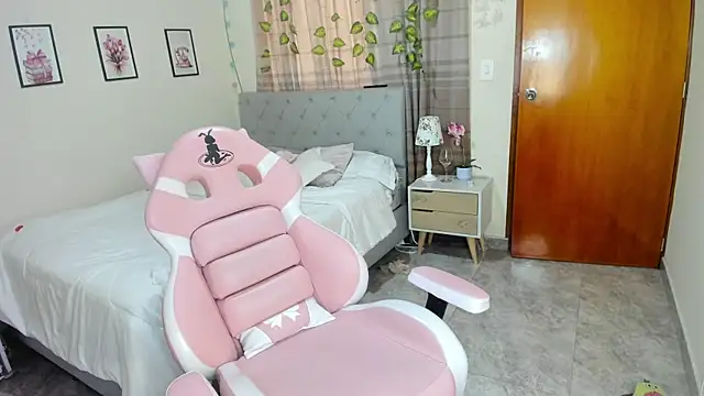 Snapshot of charlott7 chatting on October 6, 2025, 11:29 am charlott7 online show from October 6, 2025, 11:29 am