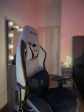 JanyLunaa online show from November 19, 2025, 11:05 pm