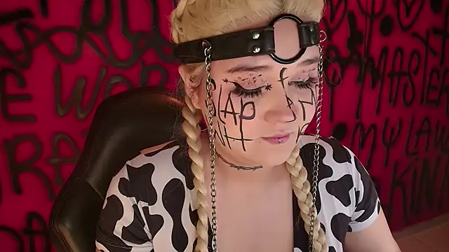 Snapshot of Laura_takint chatting on December 8, 2024, 7:11 pm Laura takint online show from December 8, 2024, 7:11 pm