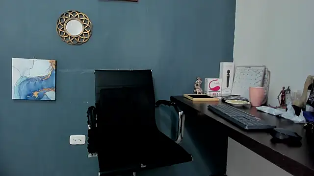 Snapshot of nia__white chatting on December 19, 2024, 4:46 pm nia  white online show from December 19, 2024, 4:46 pm