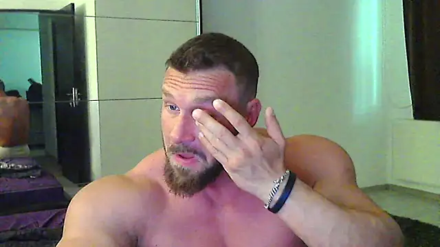 Snapshot of muscularkevin chatting on May 1, 2026, 12:21 pm muscularkevin online show from May 1, 2026, 12:21 pm