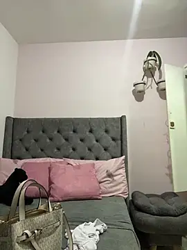 Snapshot of Kataliina chatting on February 9, 2025, 10:54 pm Kataliina online show from February 9, 2025, 10:54 pm