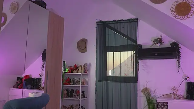 Amaliamour online show from April 17, 2026, 3:31 am